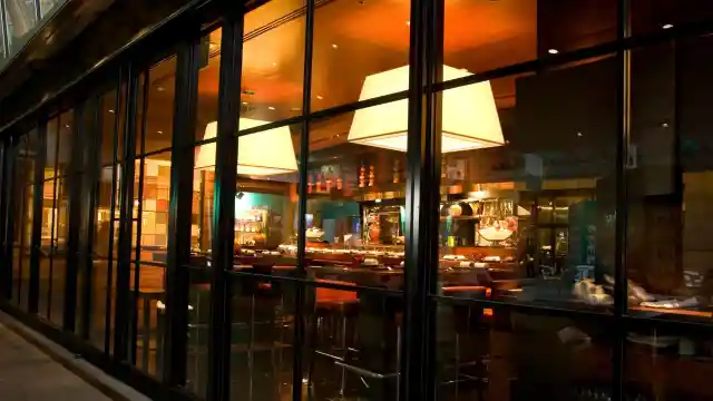 Restaurant Charges Soldier $200 Over Uniform, Then They See Who His Commanding Officer Is