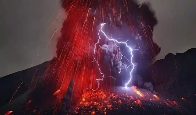 The breathtaking phenomenon of volcanic lightning