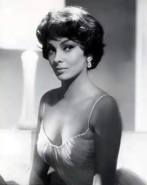International Italian goddess of the 50's and 60's, Gina Lollobrigida! She is an actress, photojournalist and sculptor.