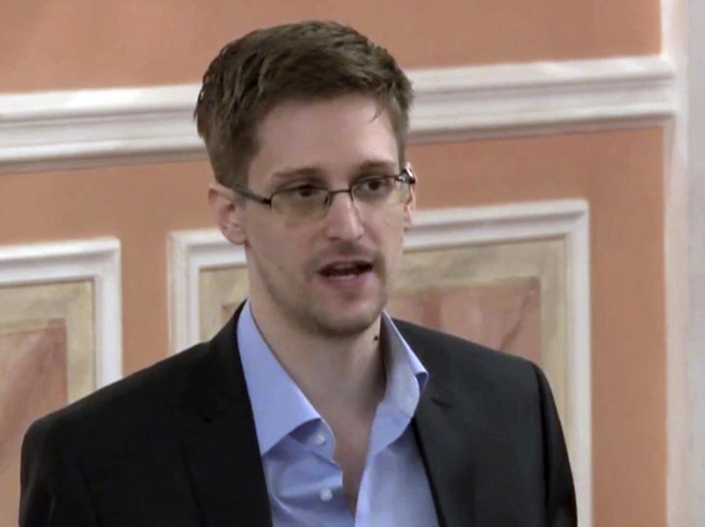 [WATCH] Putin Grants Russian Citizenship to Edward Snowden
